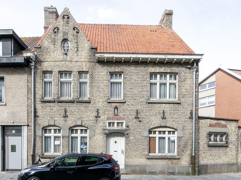 PASTORIEWONING -<br />
Kelderverdieping; Gelijkvloers: inkom/gang, bureel, leefkamer, keuken (zeer beperkt en verouderde keukeninrichting), bergingen,