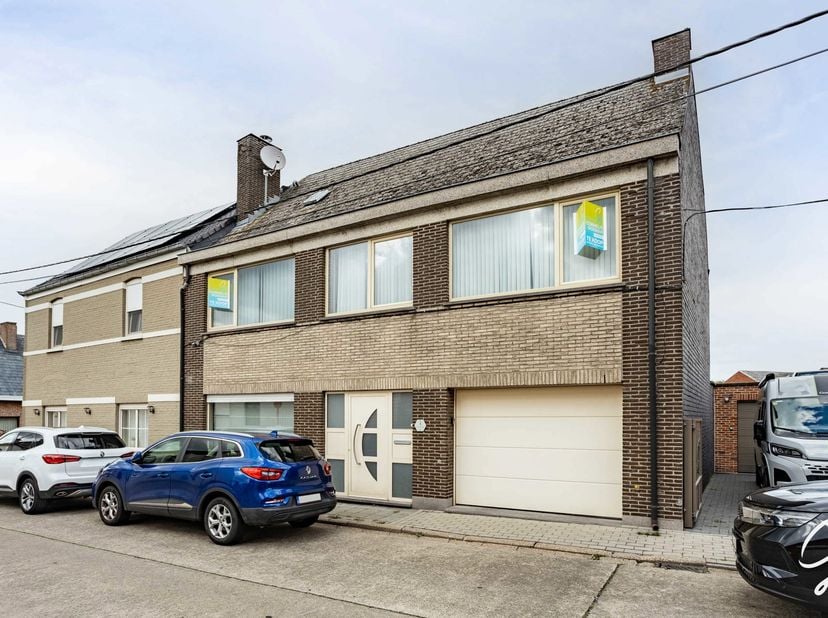 TE KOOP IN BERLARE: Ontdek deze volledig instapklare woning gelegen op een rustige en aangename locatie in Berlare. Deze gezellige gezinswoning biedt