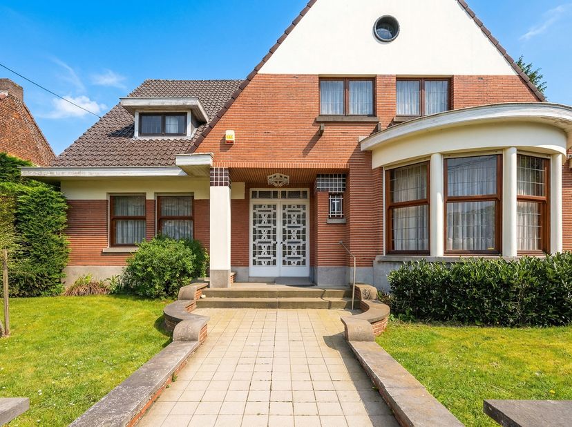Wij nodigen u uit om deze elegante karaktervolle villa te ontdekken, ideaal gelegen in alle rust, in het hart van het charmante dorp Quevaucamps. <br