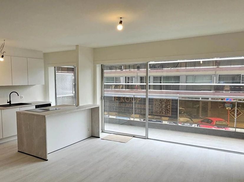 Zeer modern appartement met 2 terrassen gelegen met aan het Sint Katarinaplein. (Meer info op www.immoland.com)<br />
- Volledig gerenoveerd apparteme