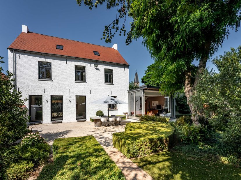 Dans le paisible et charmant Dudzele se trouve cette exceptionnelle ancienne maison presbytérale. Il y a environ 14 ans, la maison a fait lobjet dune