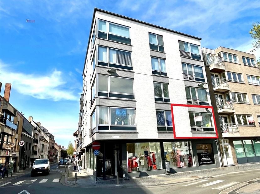 Wonen of investeren in het hart van Gistel? Dit is uw kans!<br />
Ontdek dit charmante en lichtrijke 1-slaapkamerappartement met een unieke ligging p