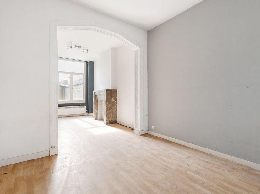 Te renoveren woning 3 slpk garage en koer in het centrum van Turnhout.<br />
Gelegen op wandelafstand van de Grote Markt van Turnhout ligt deze intere