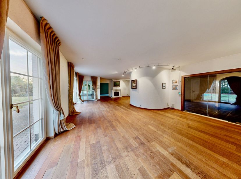 Deze stijlvolle en tijdloze villa, gelegen in het rustige Berbroek (Herk-de-Stad), biedt een perfecte combinatie van ruimte, comfort en karakter. Met