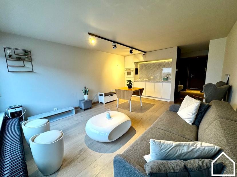 Ontdek dit instapklare appartement op een topligging aan de Koninklijke baan in het charmante Koksijde, op amper 50 meter van de zee en aan de overkan