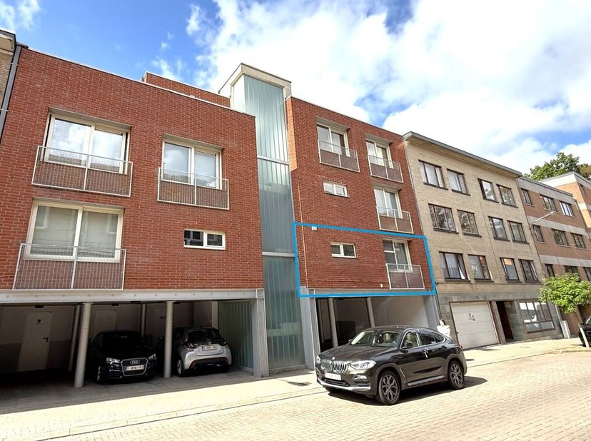 Instapklaar appartement gelegen in het centrum van Tervuren op wandelafstand van Tram 44.<br />
Het appartement (2002) is voorzien van een inkomhal me