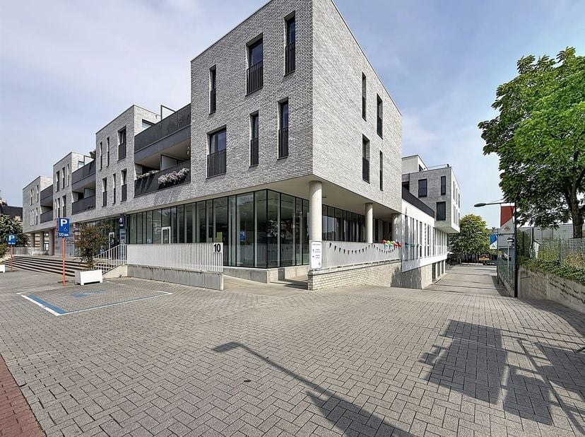 Instapklaar appartement met één slaapkamer, kelder en overdekte autostaanplaats, gelegen op de tweede verdieping te Zoutleeuw, Aen den Hoorn 6.<br />