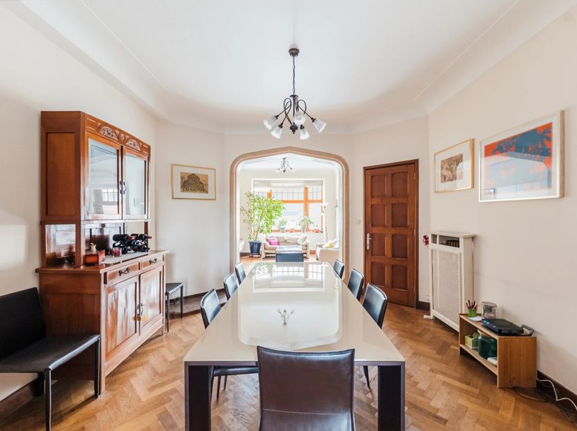 Victoire Junot vous présente en exclusivité ce bel appartement de charme de ±116 m². Cet espace élégant comprend un séjour spacieux, une cuisine de ca