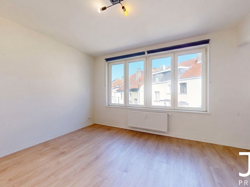 Ideaal gelegen op een steenworp van het Zuidstation (tram, metro en bus), biedt J&amp;amp;J Properties deze studio van 32 m² (EPB-waarde) aan.<br />
Geleg