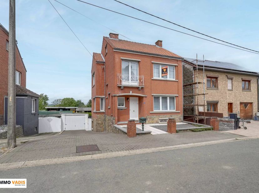 Rustig en landelijk gelegen in de Sint-Antoniusstraat 2A te 3770 Valmeer (Riemst), bevindt zich deze zeer goed onderhouden halfopen bebouwing met tal