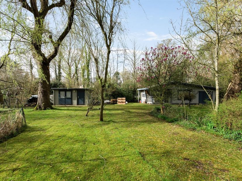 Charmante chalet gelegen in een rustige idyllische omgeving nabij het centrum van Schilde!<br />
Een overdekt terras dat toegang biedt tot de woon- en