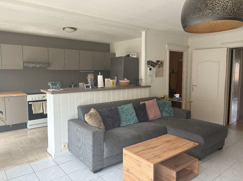 Te huur: ruim appartement met twee slaapkamers en garage in het centrum van Waregem. Dit appartement met een bewoonbare oppervlakte van 100 m² is gele
