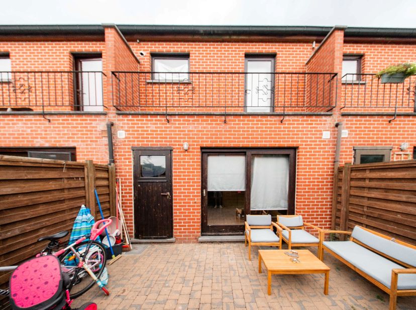 Deze charmante woning is gelegen  aan de Brugse vaart Mariakerke, <br />
<br />
Je komt binnen via de inkomhal, die leidt naar de leefruimte met en op