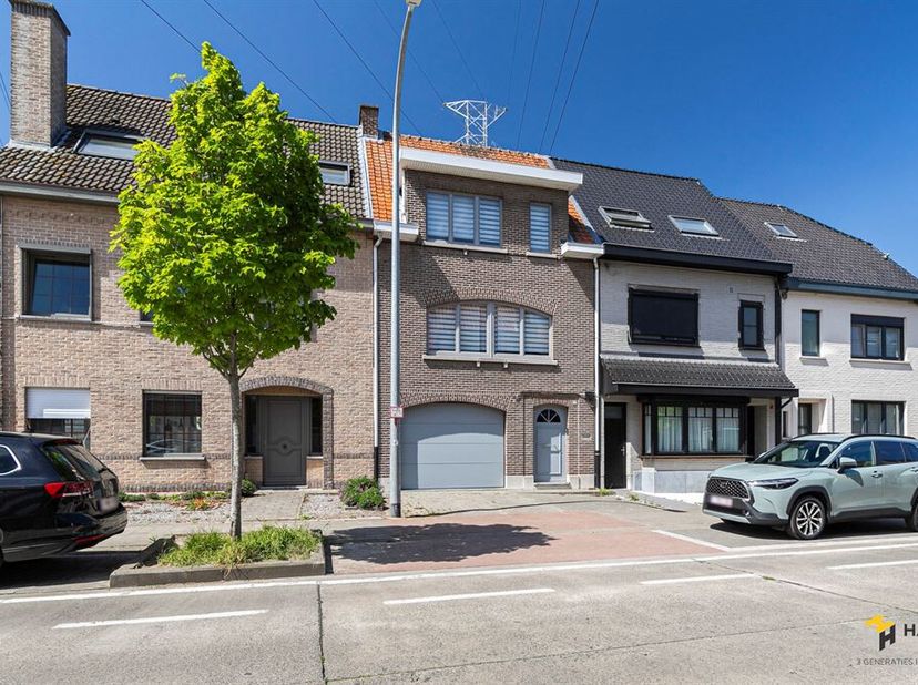Verzorgde bel-etage (186 m²) met 3 slaapkamers en tuin (312 m²) in Bazel.<br />
Deze verzorgde bel-etage is rustig gelegen in de Rupelmondestraat in h