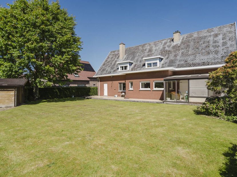 Gelegen in de rustige, groene Scheldestraat te Otegem (deelgemeente van Zwevegem) vind je deze bijzonder ruime villa met groen zicht voor- en achteraa