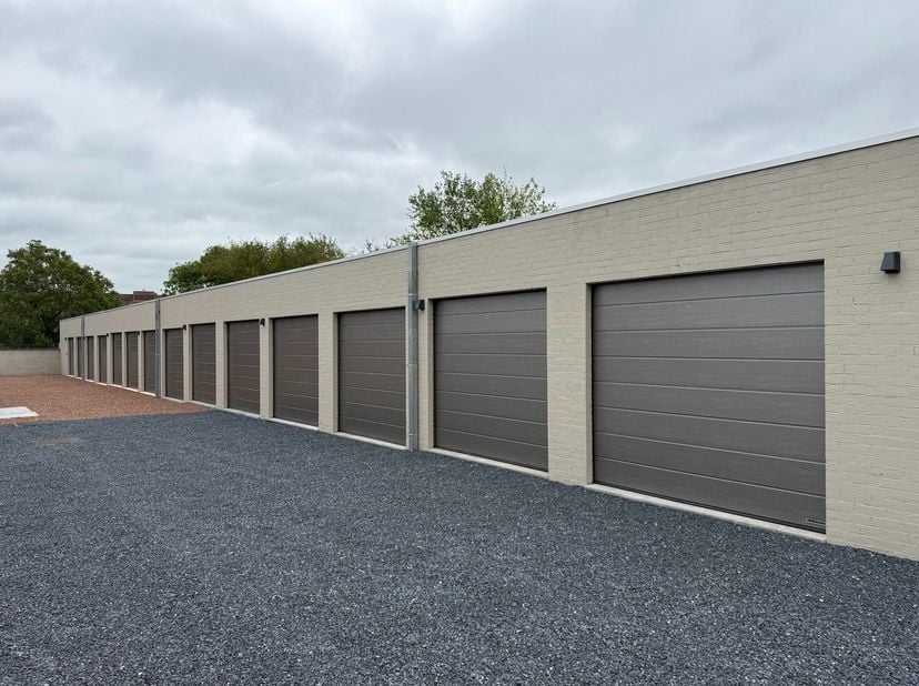 Ruime gemetste garageboxen (6 x 3) tussen centrum en E17.