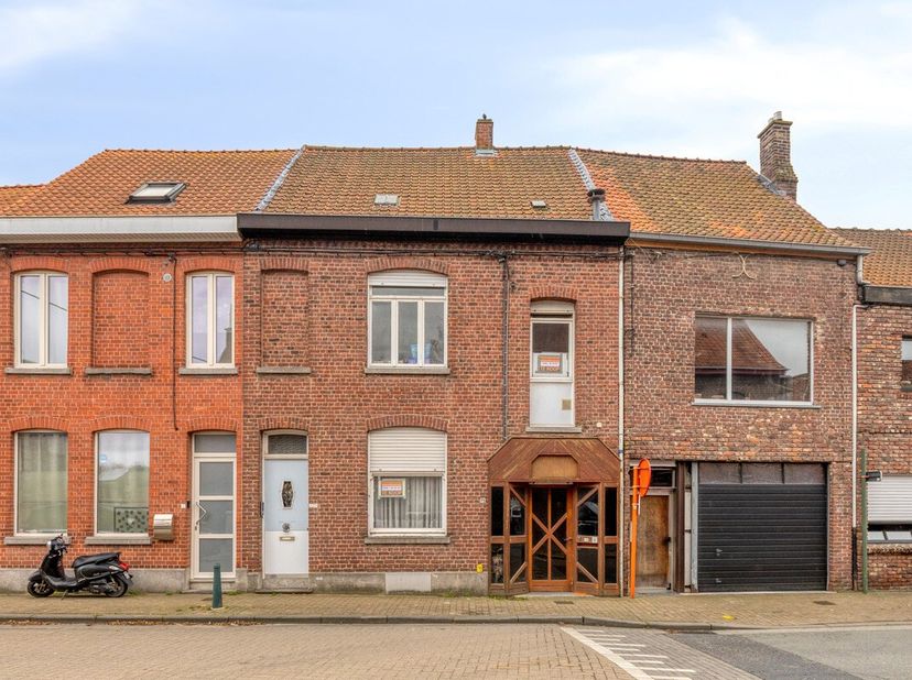 Centraal gelegen met toegang aan de achterzijde...<br />
Deze woning heeft de voorbije jaren dienst gedaan als bedrijfspand voor een schrijnwerker en