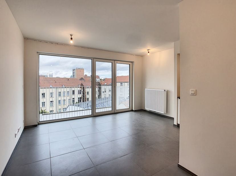 En plein cœur de Bruxelles, dans le quartier Brunfaut, Home Invest Belgium a réussi le pari de reconvertir un ancien site semi-industriel en logement