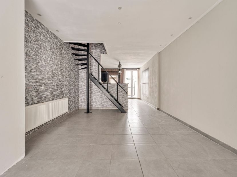 Deze woning bevindt zich in het centrum van Izegem.<br />
Door zijn interessante ligging kan je werk en wonen comfortabel combineren.<br />
De woning