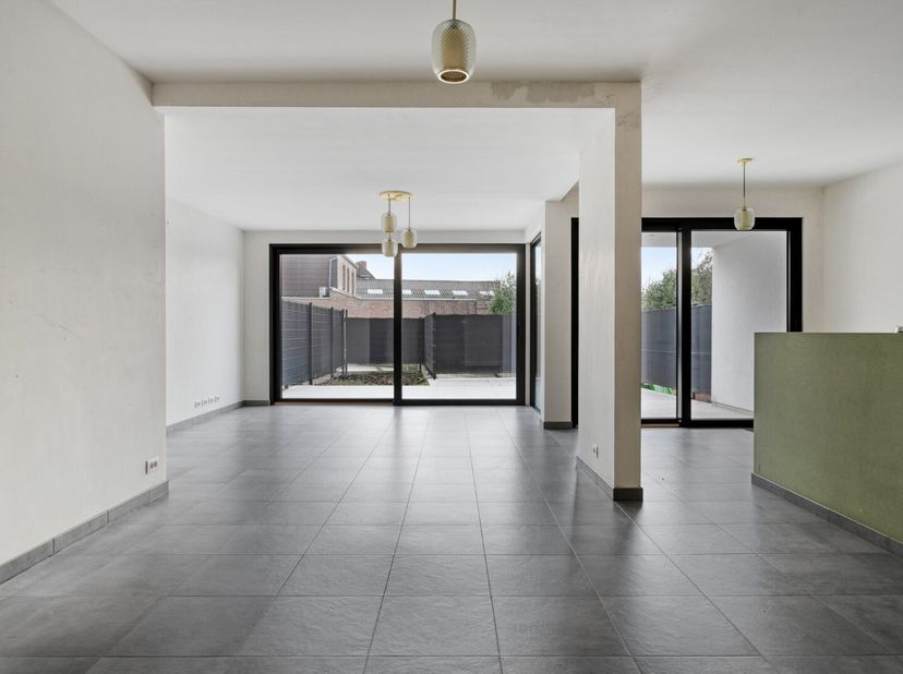 Modern gelijkvloers appartement met 2 slaapkamers in een kleinschalige residentie te Pittem.<br />
Dit hedendaagse appartement is ideaal gelegen op wa