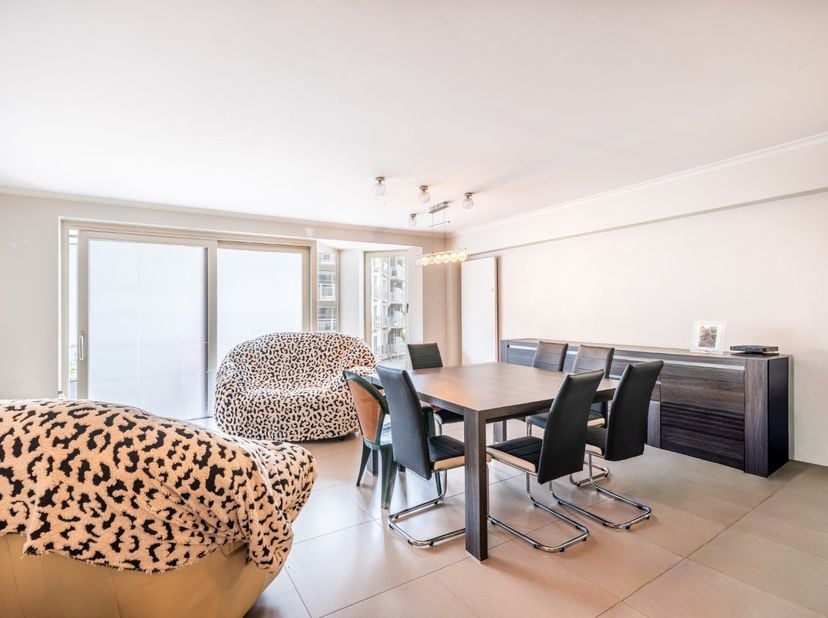 Appartement de 2 chambres, prêt à emménager et non meublé, à louer dans une petite résidence située sur la Zeelaan à Koksijde. Le bien bénéficie d'un