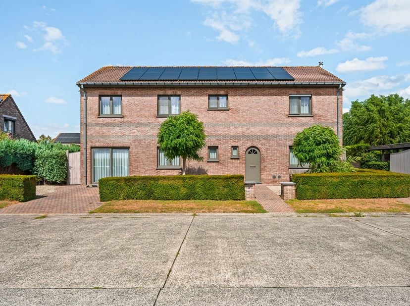 Cette spacieuse maison familiale offre pas moins de 275 m² de surface habitable sur un terrain de 613 m². Avec ses 5 chambres, sa véranda lumineuse, s