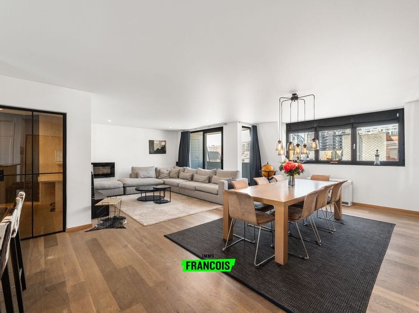 Ontdek dit uitzonderlijke duplexappartement met riante oppervlakten, gelegen op een toplocatie in het levendige hart van Blankenberge. Op wandelafstan