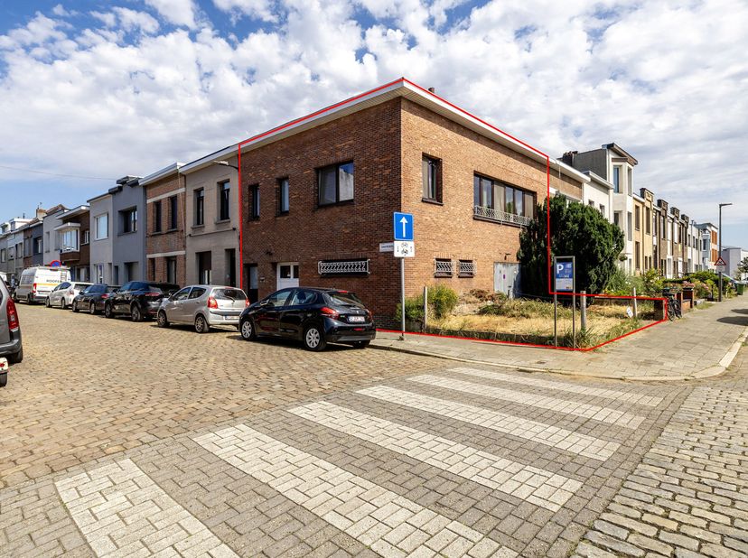 Ontdek dit renovatieproject aan de Van Rossumstraat 2 in Deurne. Op het gelijkvloers vindt u een ruim magazijn/garage van 75 m² met extra parkeermogel