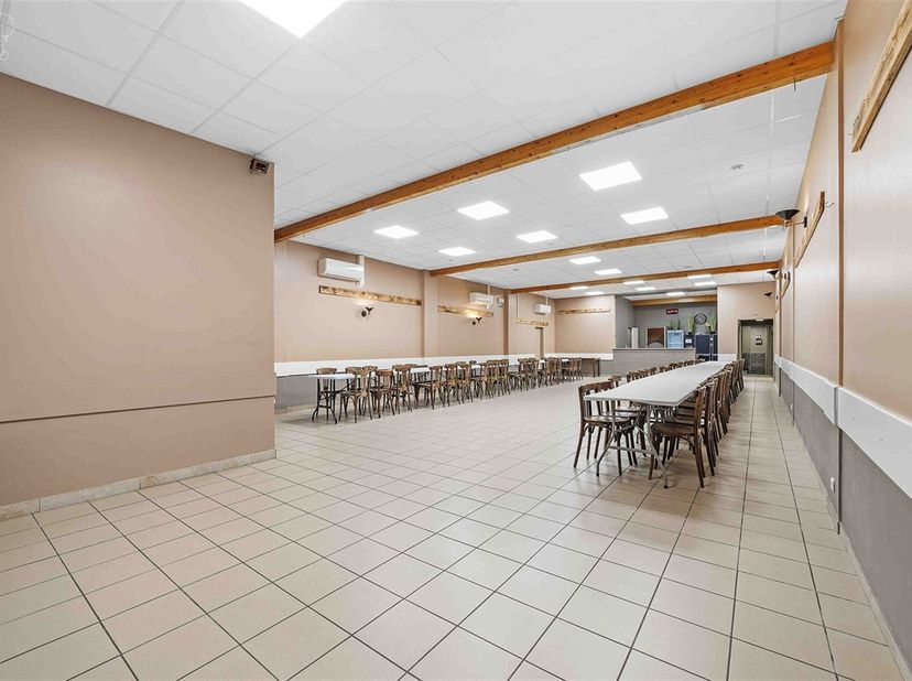 Salle des fêtes avec excellente rentabilité. Équipée d'un bar, d'une cuisine professionnelle, de WC homme / femme et de 2 réserves. Installation élect