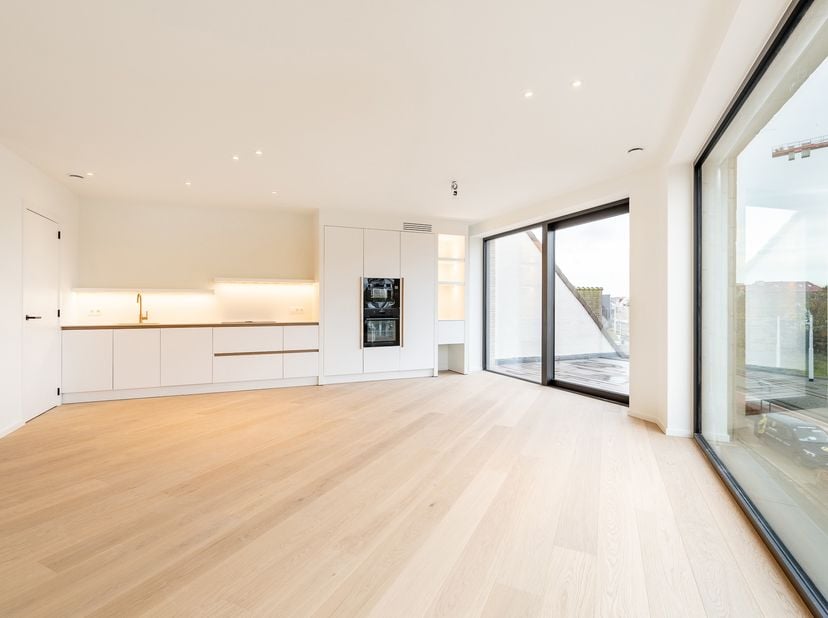 Découvrez ce magnifique appartement neuf situé dans un immeuble prestigieux, doté de deux chambres à part entière, idéalement situé au cœur de Knokke,