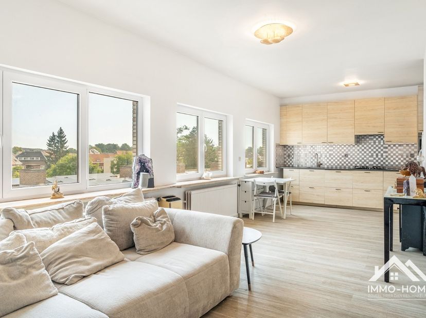Dit mooie lichtrijke appartement is gelegen op de derde (bovenste) verdieping van het complex, en is te bereiken via zowel lift als trap. Je komt zo i