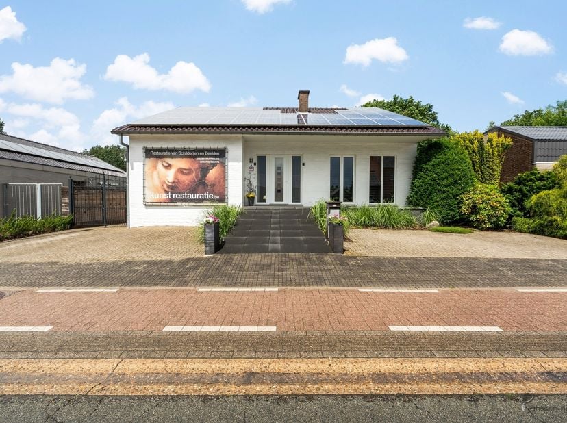 A Engstegenseweg 28A à Zonhoven se trouve cette propriété exceptionnellement spacieuse et polyvalente avec une surface habitable de pas moins de 278 m