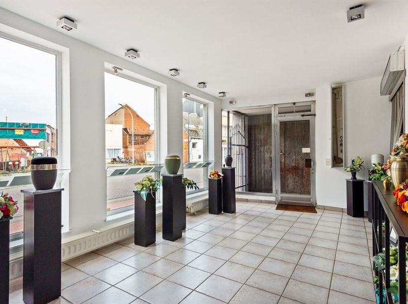 Building met handelspand, 2 appartementen en woning te Lier <br />
Deze opbrengsteigendom bestaat uit twee afzonderlijke gebouwen die samen kadastraal