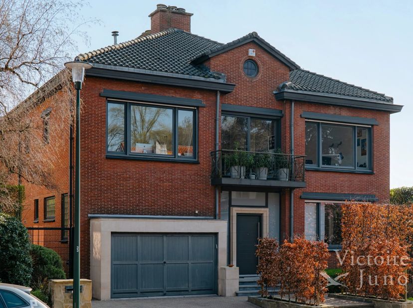 Victoire Junot heeft het genoegen u deze elegante, lichtrijke villa voor te stellen, ideaal gelegen in een van de meest gegeerde wijken van Ukkel. Gel