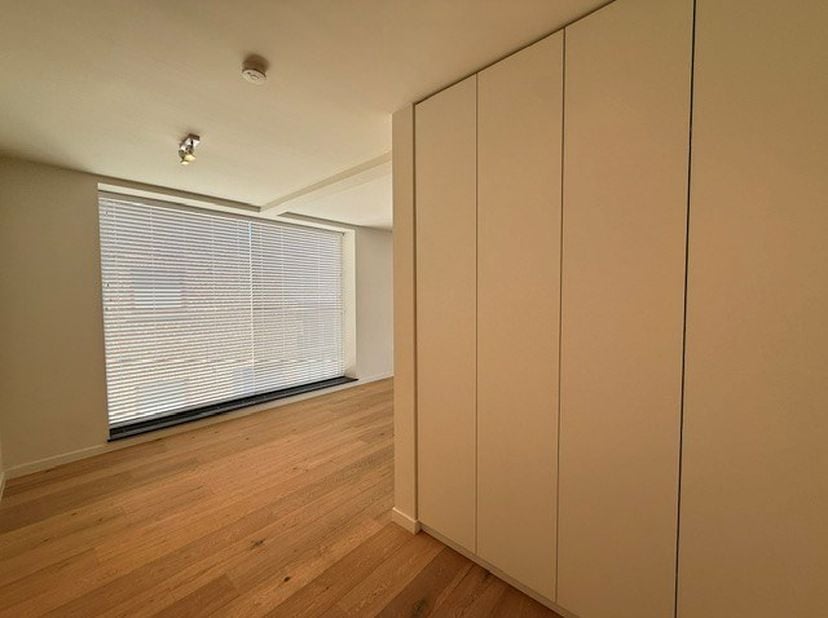 In het centrum van Maaseik, gelegen aan de Marktstraat 3 bus 2.1, bevindt zich dit mooi afgewerkte duplexappartement, voorzien van hoogwaardige materi