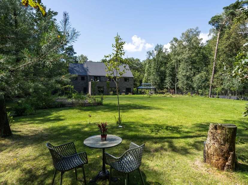 Laat je charmeren door deze eigenzinnige en recente kasteelvilla, gelegen aan de overkant van het natuurgebied Klein Schietveld, nabij het centrum van