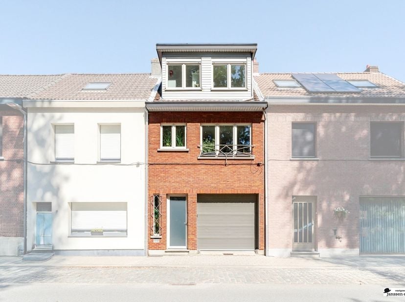 Ruime en instapklare gezinswoning met 4 slaapkamers, garage en tuin<br />
Op zoek naar een ruime en instapklare gezinswoning op een groene en rustige