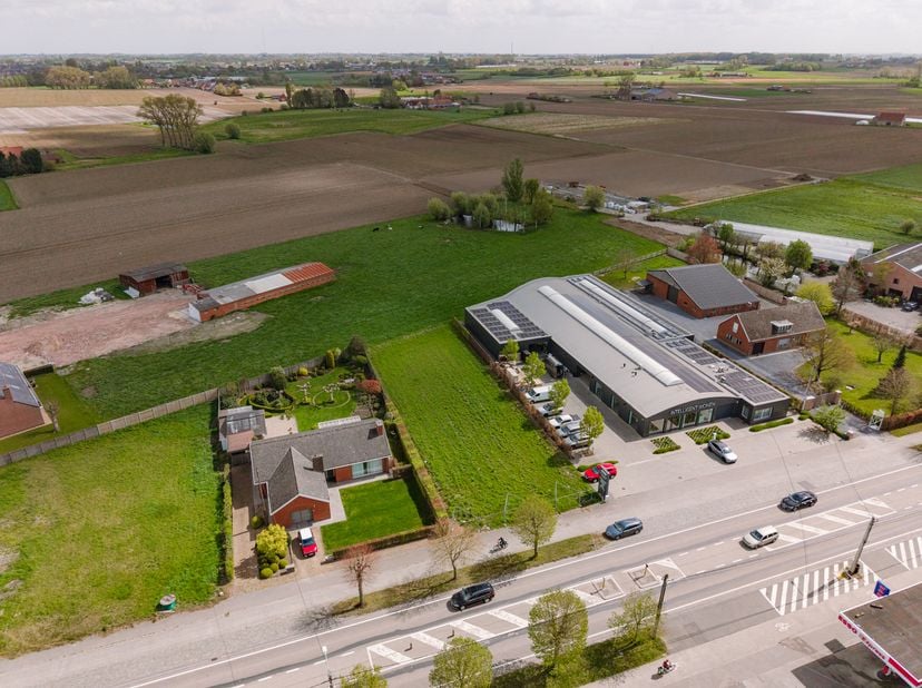 Bouwgrond met ontwikkelingspotentieel te koop in Hooglede<br />
Het perceel, gelegen in woongebied, biedt de mogelijkheid om – onder voorbehoud van he