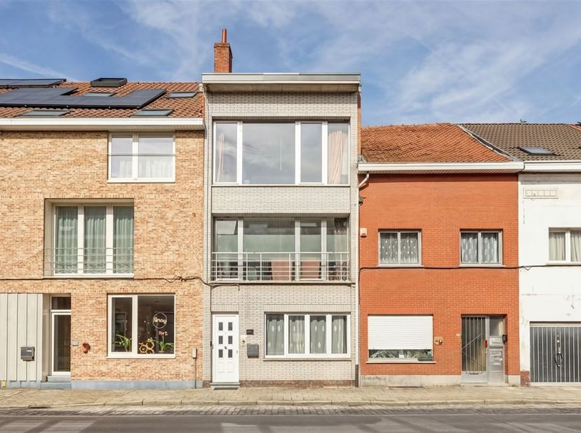 Ruime woning met 4 à 5 slpk., tuin en terras op gunstige locatie<br />
De woning is gelegen in gunstig gelegen. In de nabije omgeving bevinden zich di