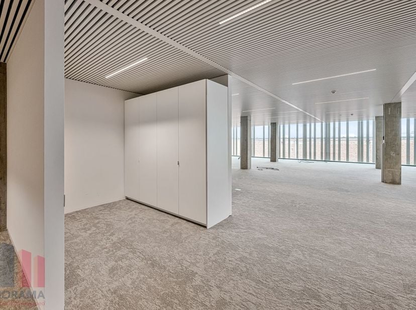 Bent u op zoek naar een unieke kantoorruimte op een toplocatie met onmiddellijke verbinding naar belangrijke snelwegen? Dan is deze kantoorruimte van