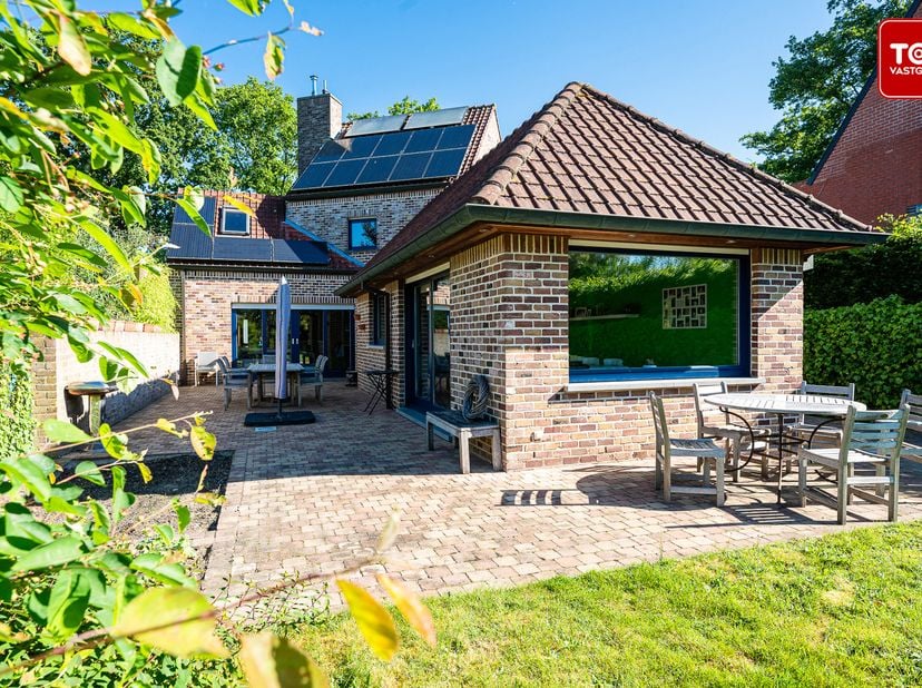 Rustig gelegen gezinswoning met 3 slaapkamers en zonovergoten tuin in Vinderhoute<br />
In een rustige woonomgeving te Vinderhoute bevindt zich deze o