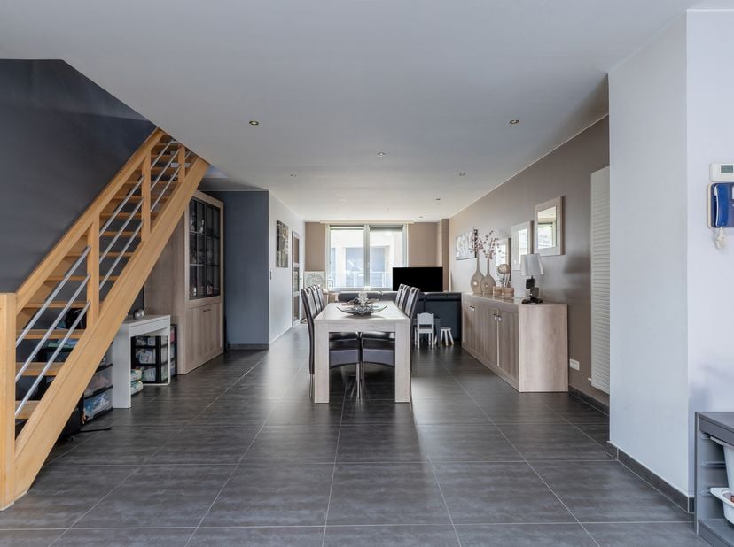 In een rustige straat te Rekkem bevindt zich deze prachtig gerenoveerde en instapklare woning, afgewerkt met hoogwaardige materialen en voorzien van a