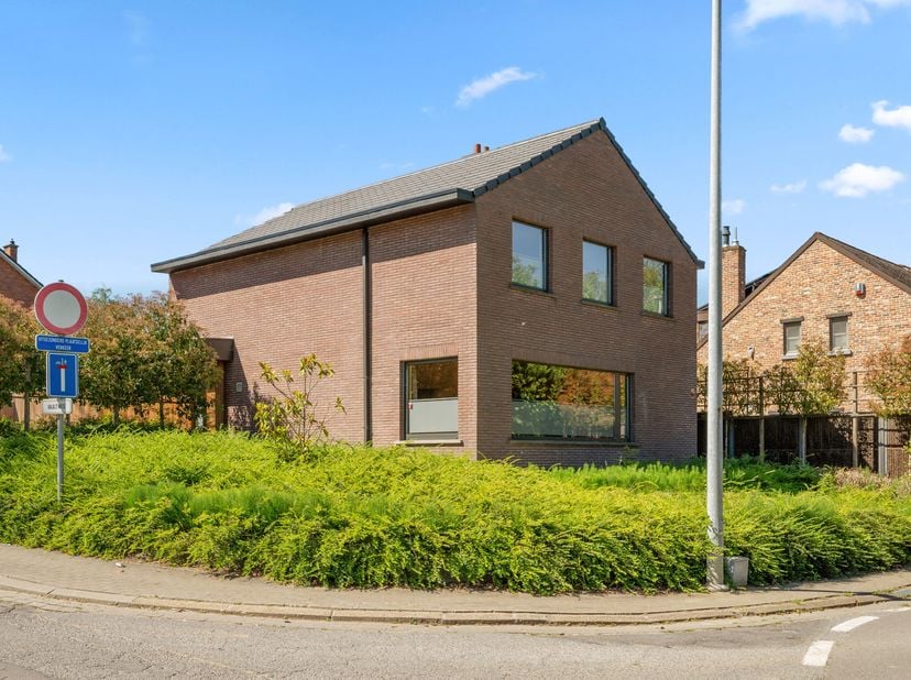 Ontdek deze instapklare, energiezuinige woning op een toplocatie in Herent! Tussen 2019 en 2025 werd de woning zowel esthetisch als energetisch grondi
