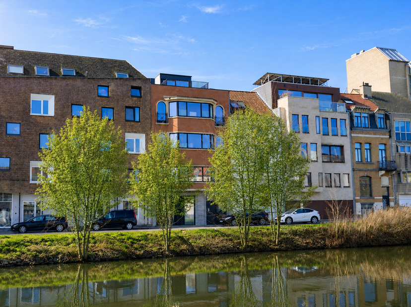 Ontdek dit exclusieve appartement in een kleinschalig, volledig gerenoveerd appartementsgebouw met slechts 4 appartementen.<br />
Gelegen aan de Strop