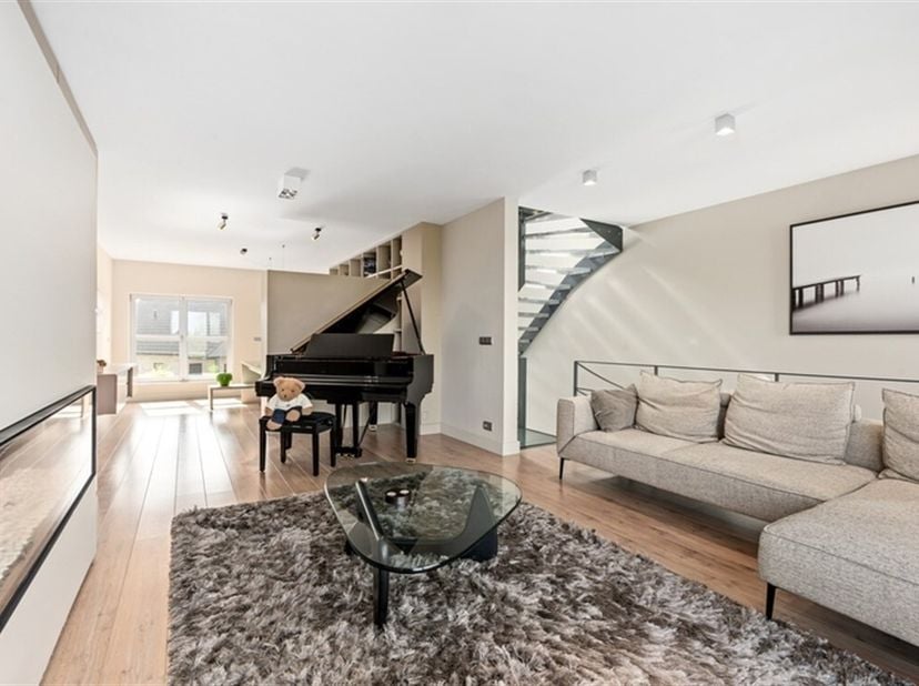 A la recherche d'une maison moderne et bien entretenue avec un esprit loft unique au coeur de Kruibeke, cette propriété est certainement faite pour vo