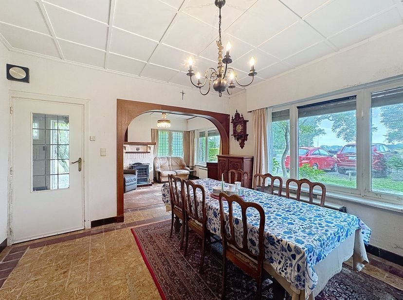 Woning met 5 slpks met opslagruimte (313m2) op een interessant perceel grond van 3.196m2 te Lissewege!<br />
<br />
INDELING:<br />
Gelijkvloers:<br /