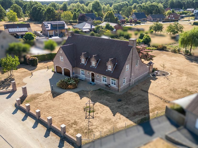 Unique Properties verkoopt deze uitzonderlijke villa waar ruimte, luxe en een vleugje vakantiegevoel samenkomen. Met een bewoonbare oppervlakte van ma