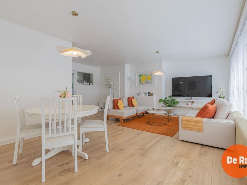 EERSTE BEZOEKDAG ZATERDAG 11/07 VANAF 10U  (enkel op afspraak!)<br />
HERZELE – Dit recent gerenoveerde duplex- appartement ligt nabij het centrum, op