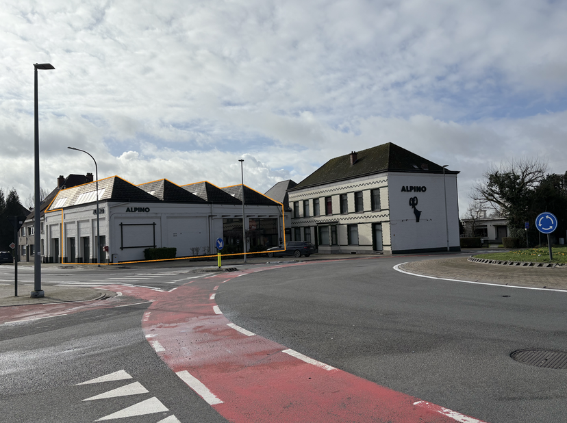 Centraal gelegen veelzijdige showroom op twee verdiepingen met burelen, stockage ruimtes en uitgebreide faciliteiten<br />
Deze karaktervolle commerci