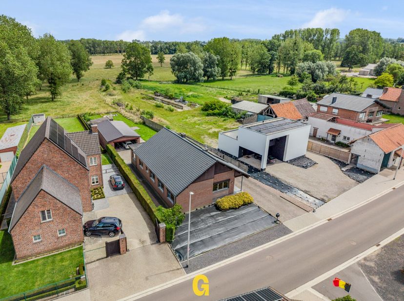 Langs de Romershovenstraat ter hoogte van nummer 152 bevindt zich deze degelijke vrijstaande bungalowwoning met in te richten zolder, bijgebouwen en p
